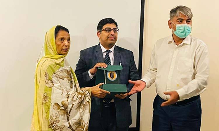 Dr Farhan Raza presents lecture on Research Proposal